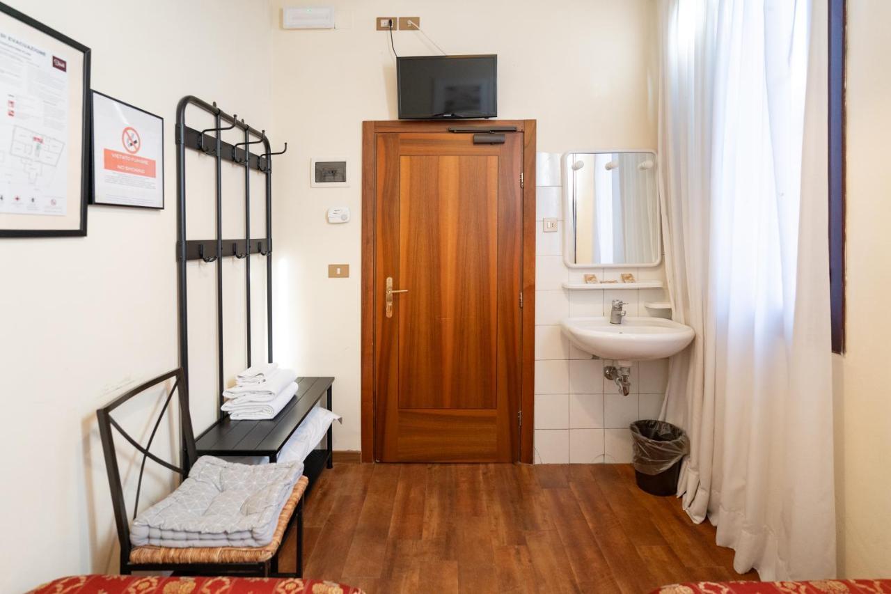 Chambre Lits Jumeaux avec Salle de Bains Commune