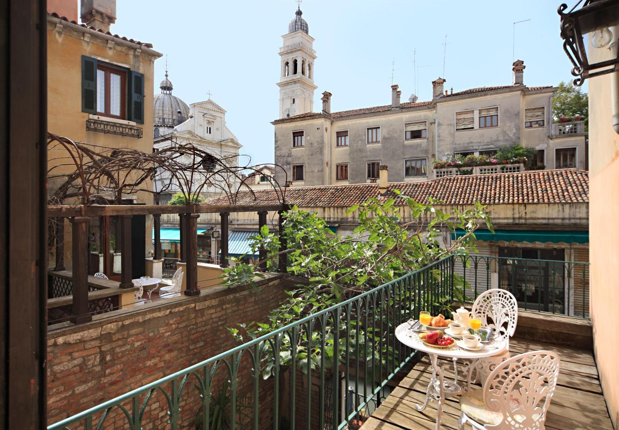 Camera Deluxe Matrimoniale/Doppia con Letti Singoli con Terrazza e Vista Canale