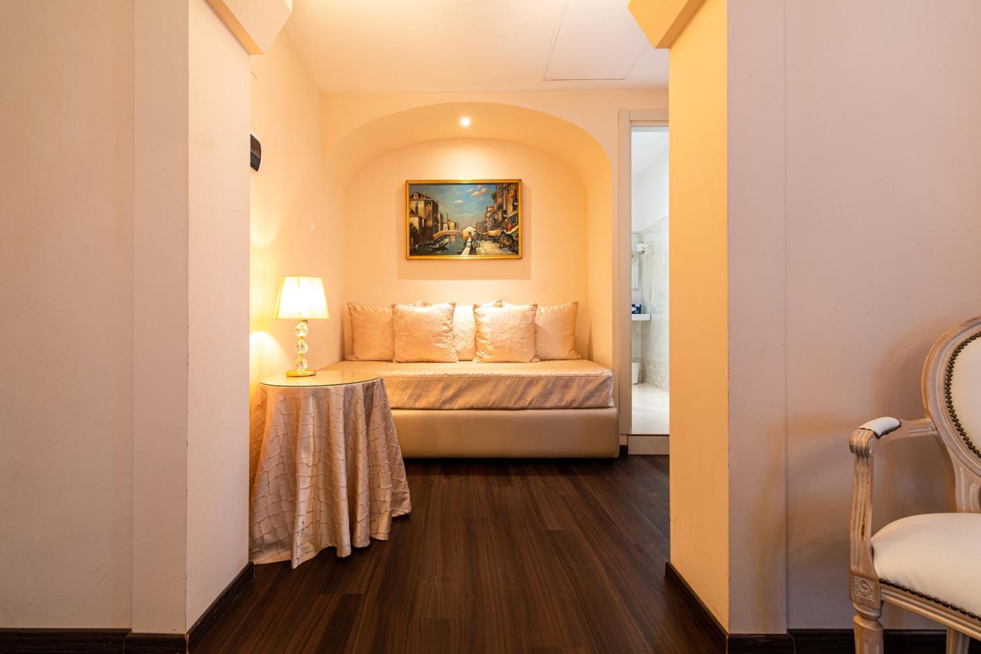 Deluxe Double Room Canal View