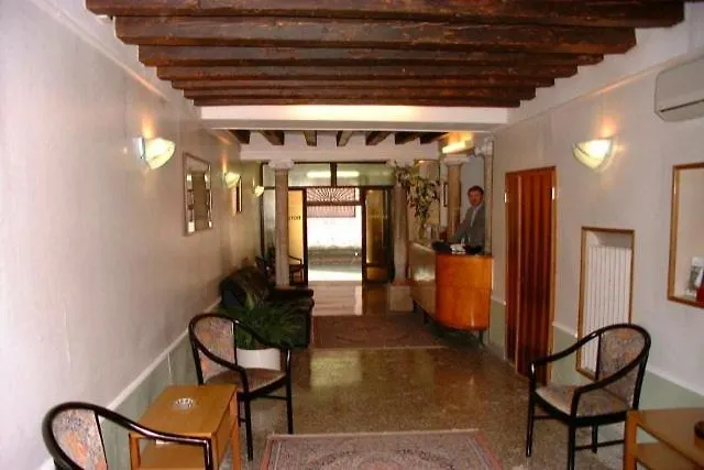 Hotel con piscina: Hotel Caneva